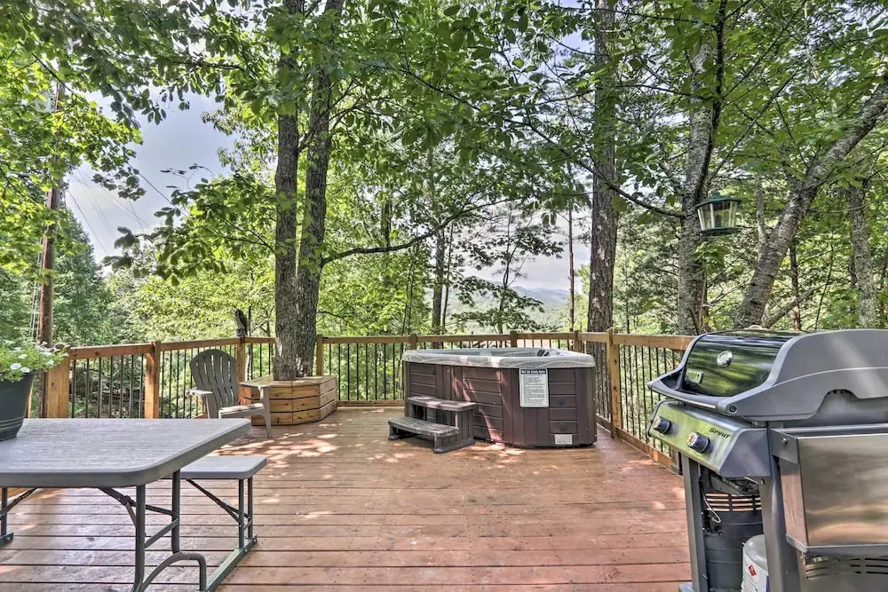 Mtn-view Cabin w/ Hot Tub in Sevierville!