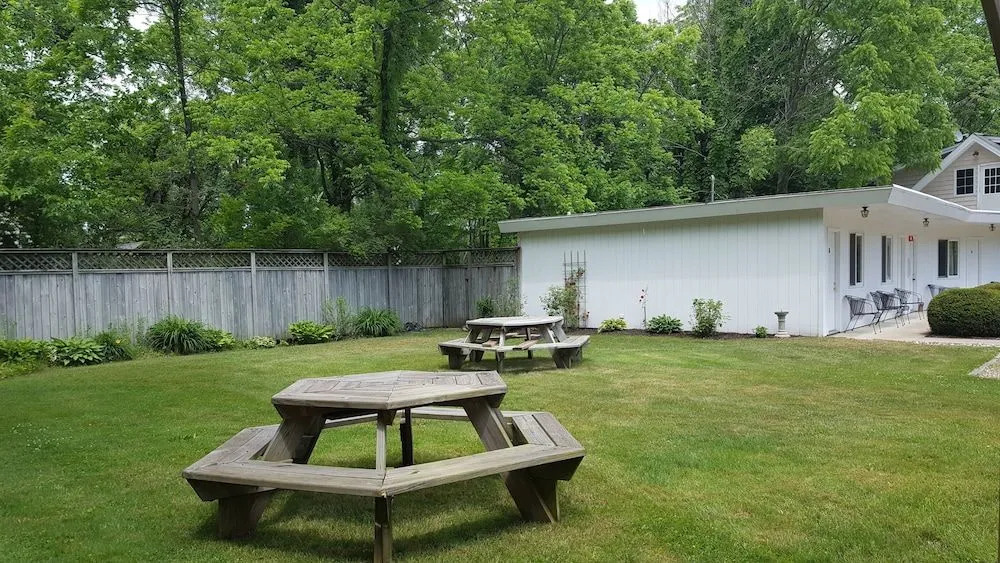 Captain's Quarters Motel