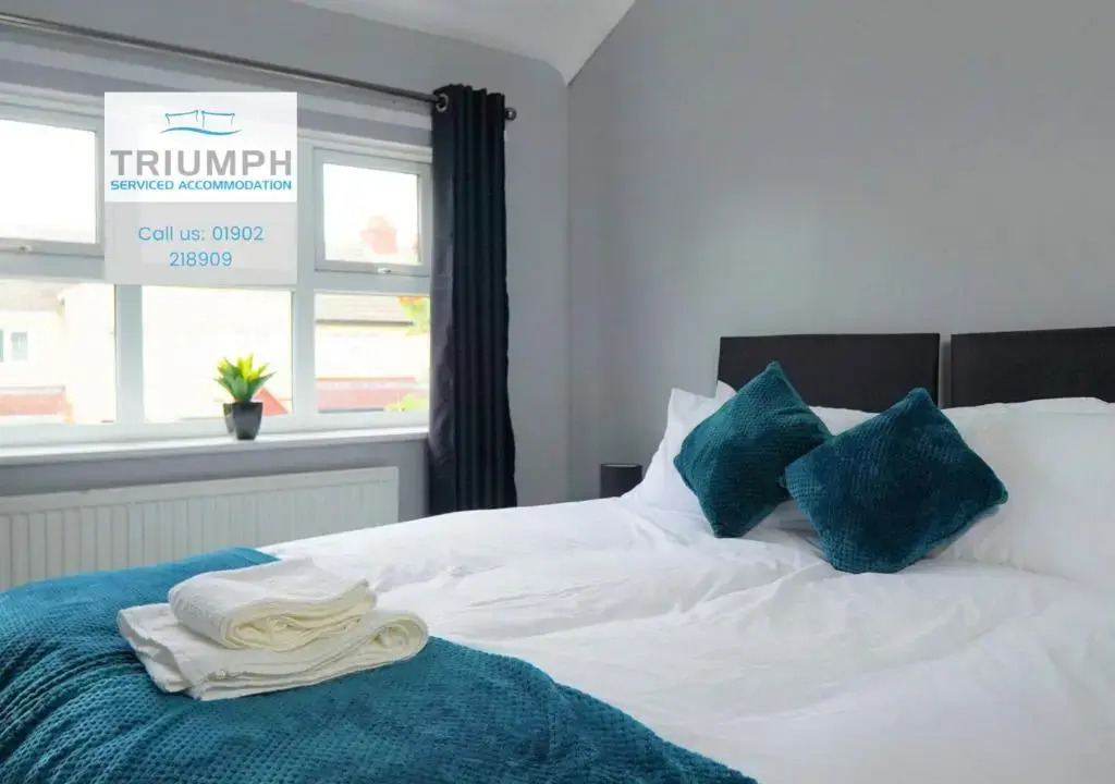 Spacious 3 bed house, great for FAMILIES and CONTRACTORS, sleeps 5 plus FREE Parking - Triumph Serviced Accommodation Wolverhampton