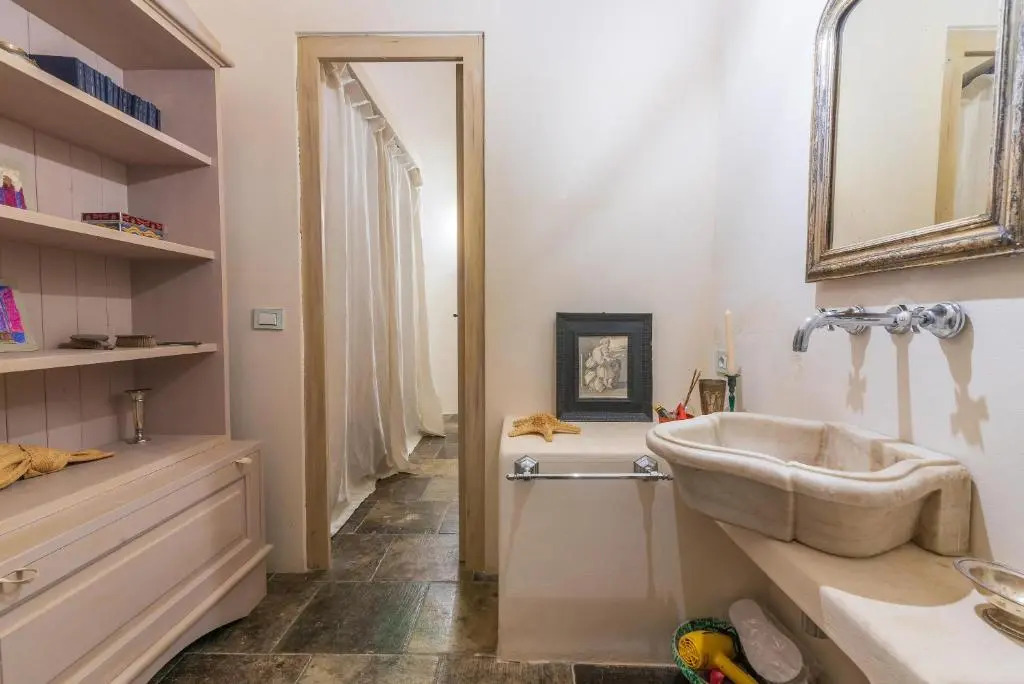 Velasquez Suite House