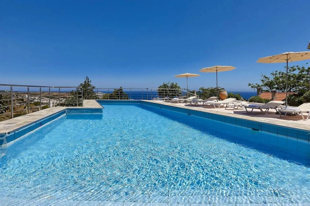 Cozy Pool Front Apartment With sea View Green