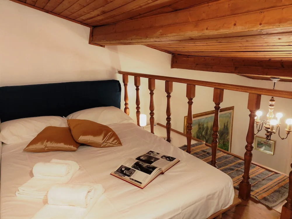 Golden Authentic Florentine Gem, Perfect Location