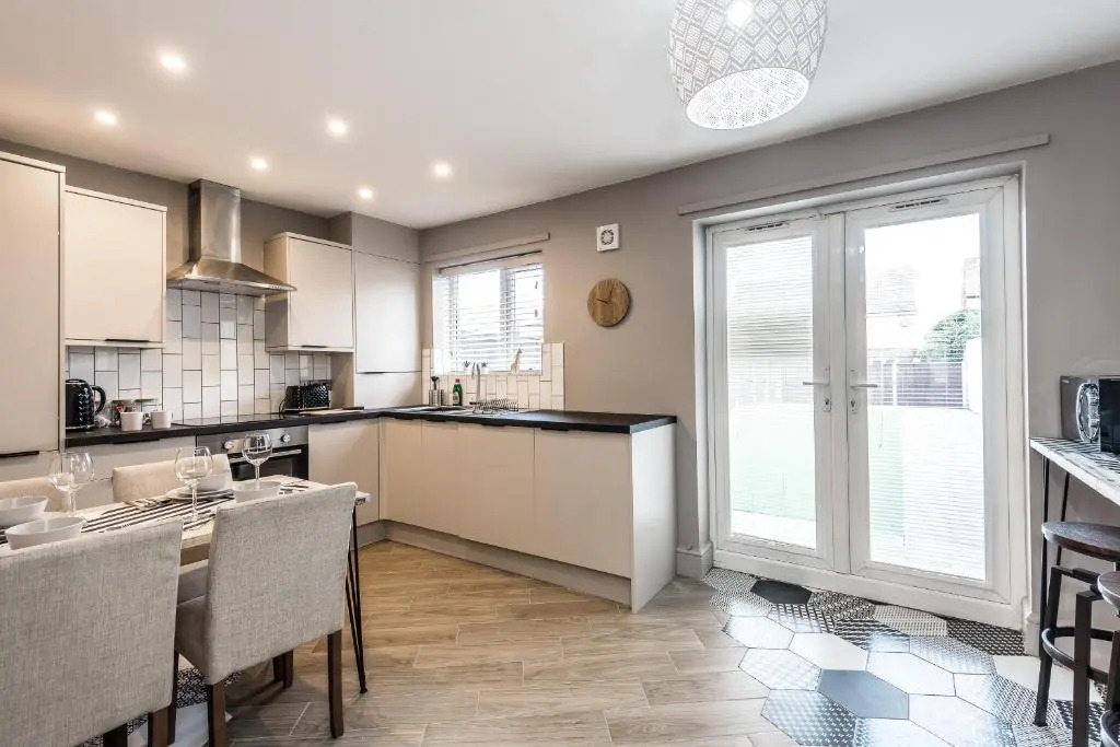 Air Host and Stay - Birchfield Lodge - Sleeps 10 Amazing spacious house