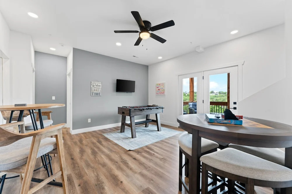 Majestic On Tablerock 5 Bedroom Home by RedAwning