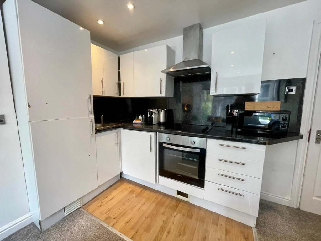 6 Person, 4 Bedroom Light, Warm & Modern Apartment