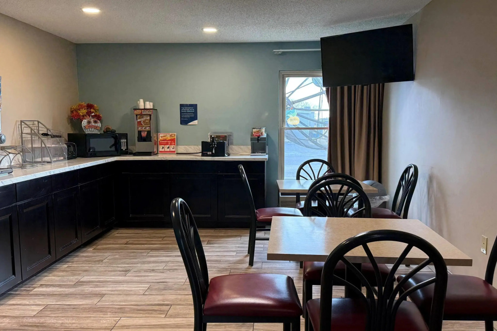 Super 8 by Wyndham Evansville North