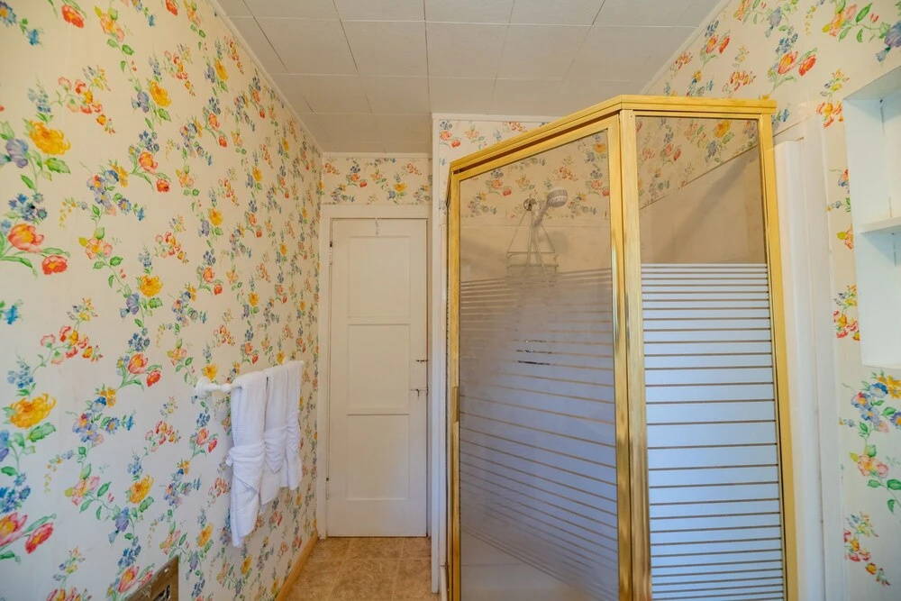 Nana's Cottage Retreat - Mountain Retreat On A Fenced Lot And An Original Gold Mountain Fireplace! 2 Bedroom Home
