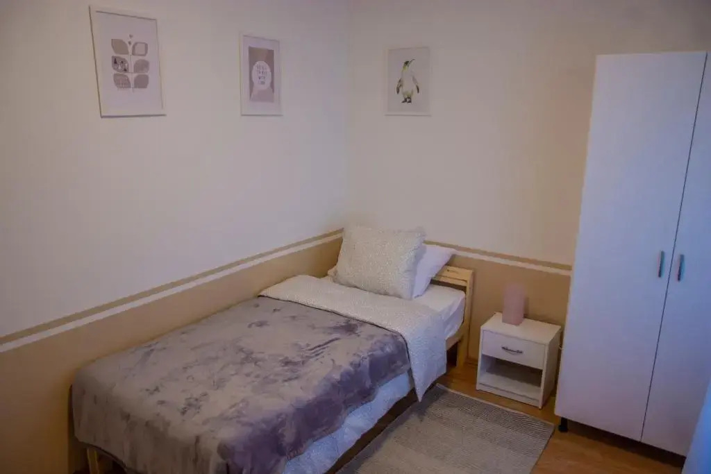 Apartment & room Eni
