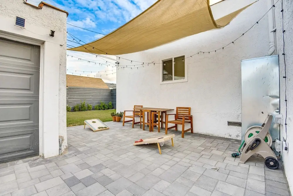 Centrally Located Los Angeles Home w/ Courtyard