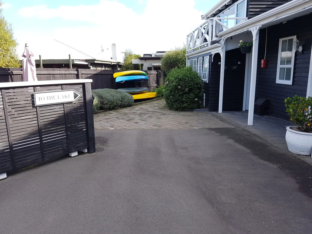 Cottage Mews Motel