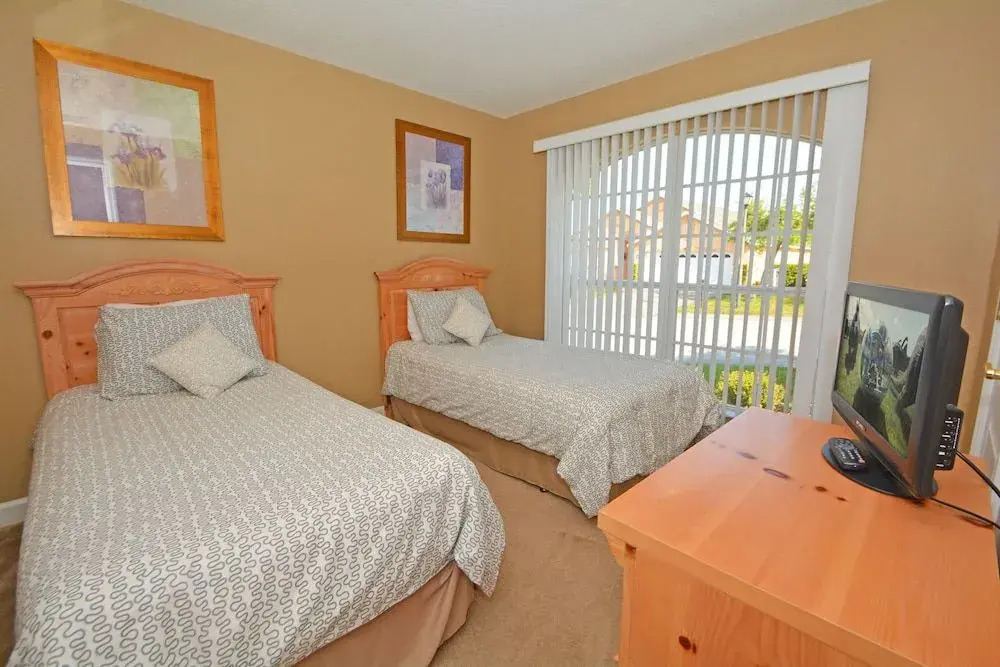 345 Woodward Place 4 Br villa by RedAwning