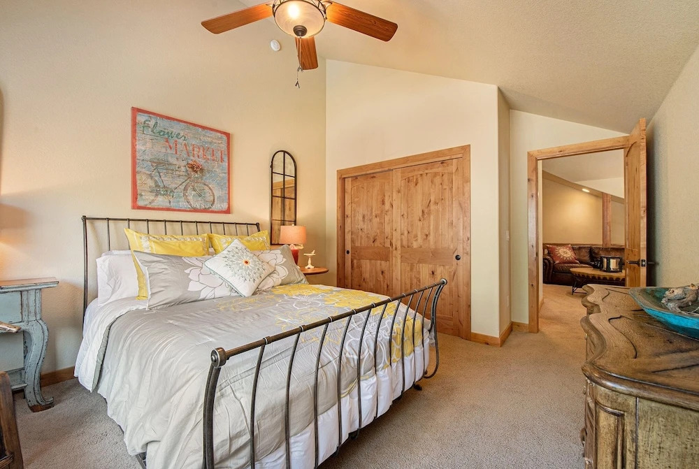 Fall River Retreat - Monthly Long-term Vacation Rental 3 Bedroom Townhouse by RedAwning