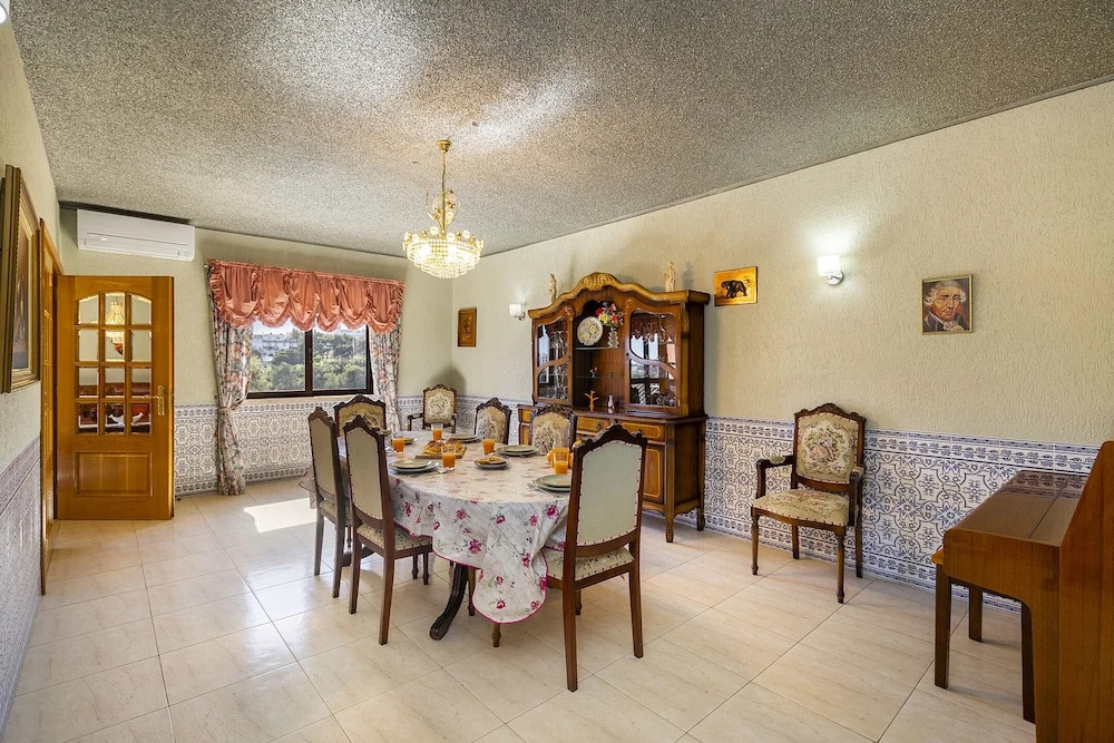Perfect Family Hideout Residence W/Ac & 4Br + 5Ba