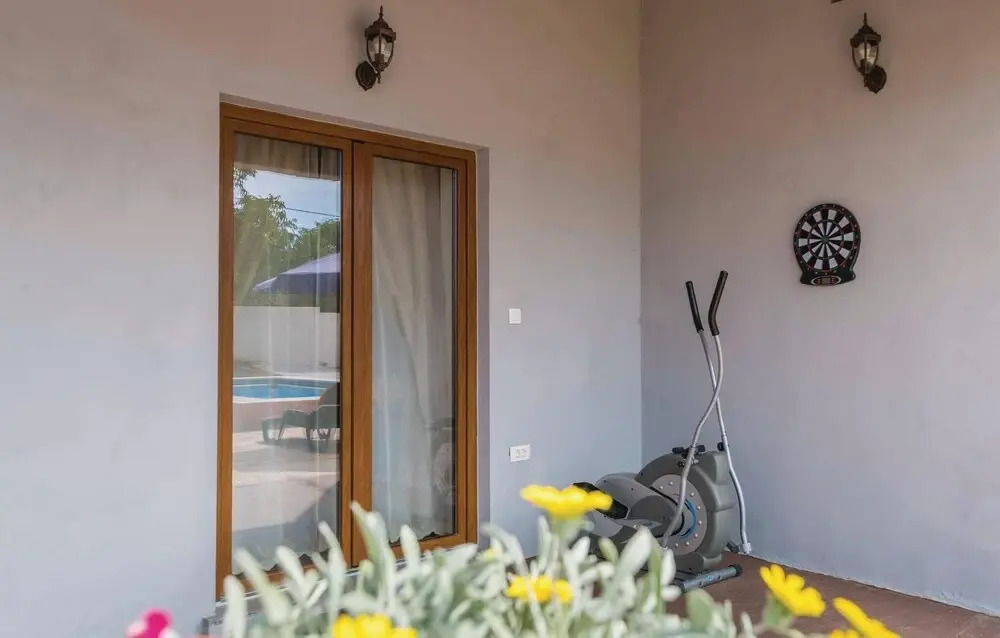 Three-Bedroom Holiday Home In Divsici