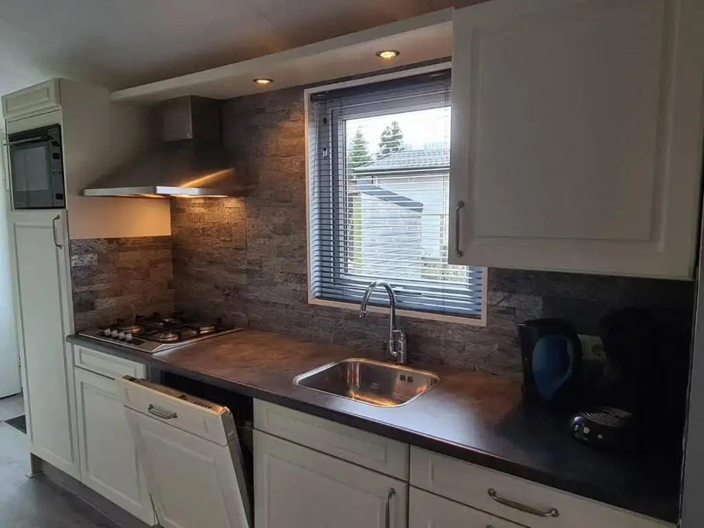 Relax huisje is een luxe huisje met een vaatwasser en zeer snel WIFI 5G en is voorzien van een nieuwe badkamer en keuken met een omheinde tuin met een eigen parkeerplaats