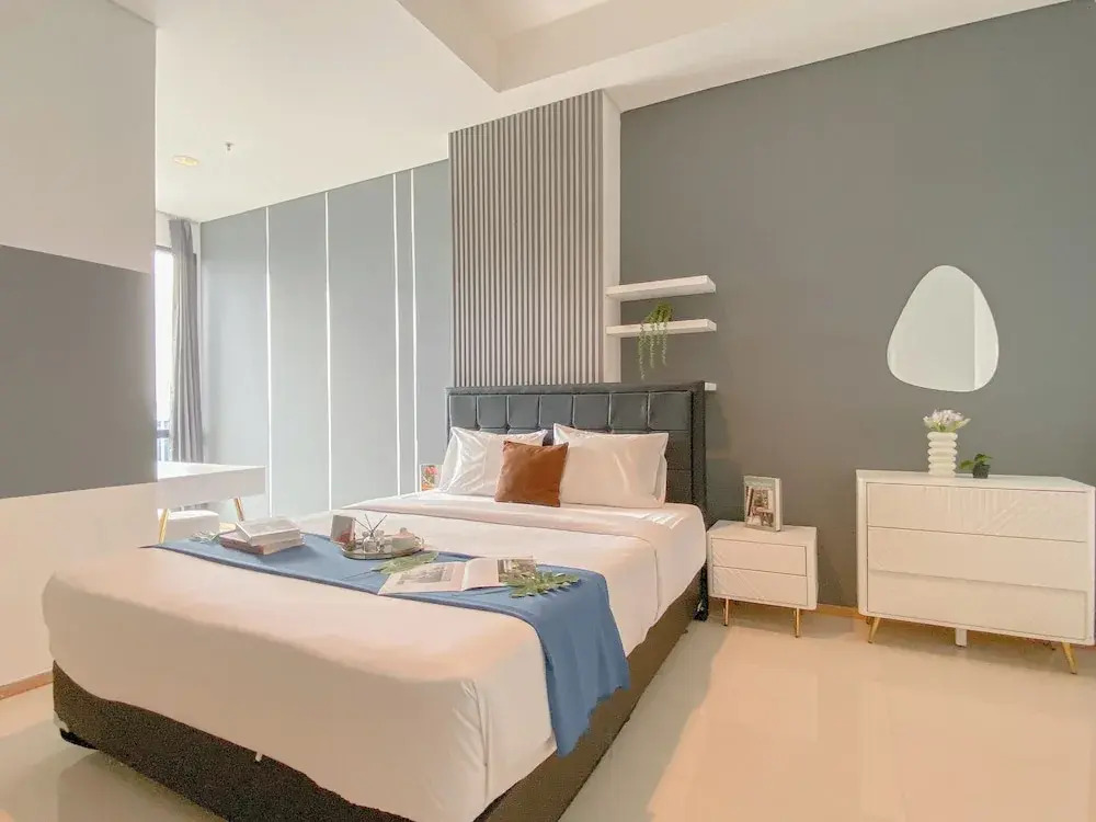 Modern Monochromatic 2Br Near Lrt Station At Apartment Samara Suites