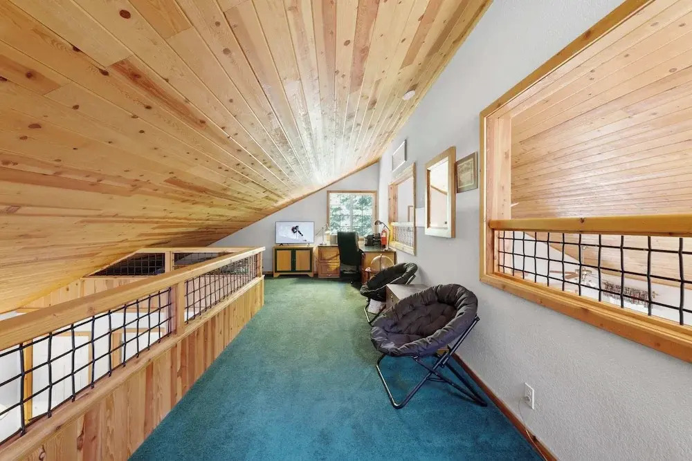 Paradise Pines 3BR Secluded Cabin Minutes in Tahoe Donner!