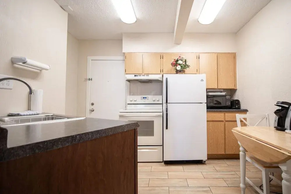 Island Sun Inn & Suites - Historic Venice & Beach Getaway