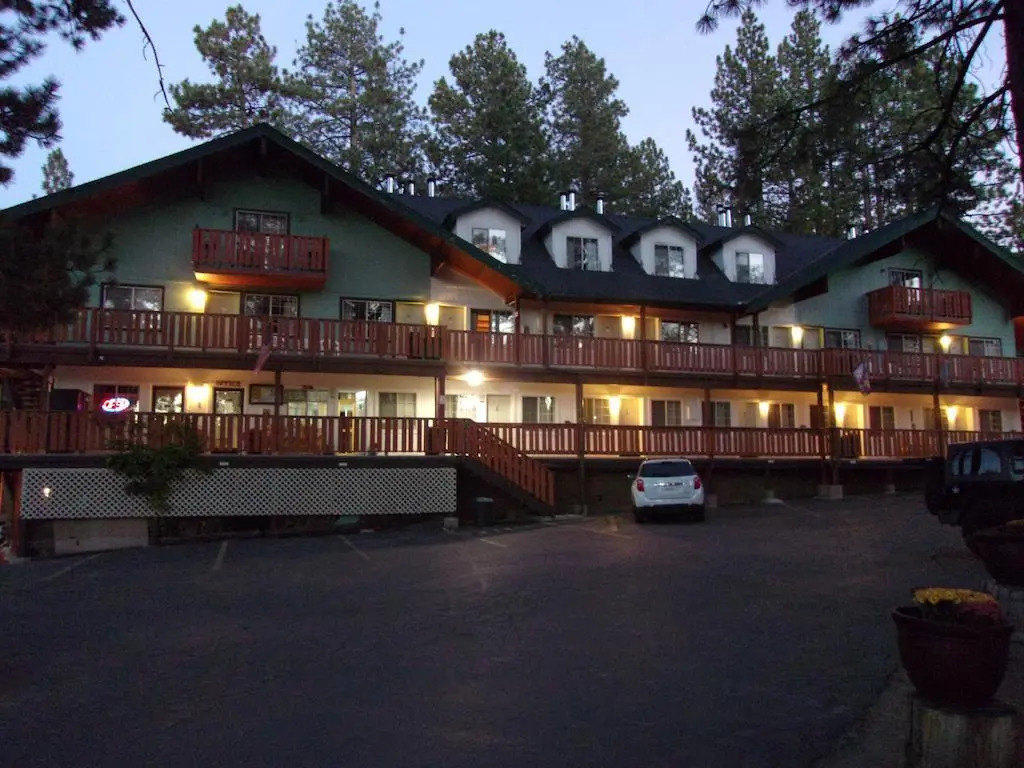 Honey Bear Lodge & Cabins