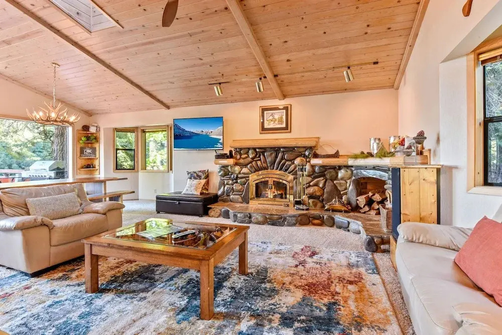Lakeview Pine Haven: Hot Tub, Near Skiing & Beach 5 Bedroom Home