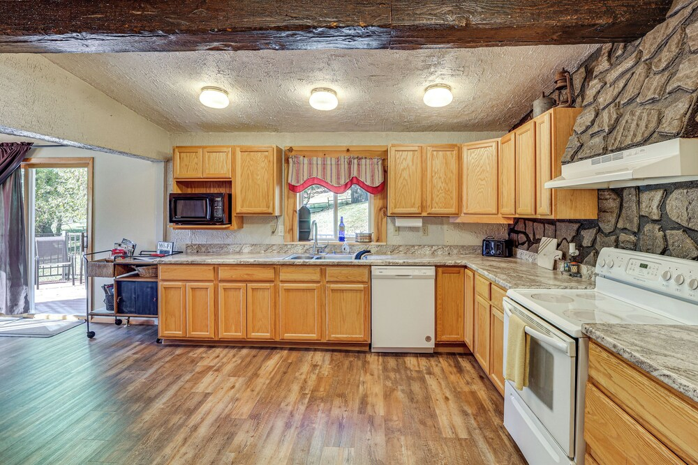 Lead Hideaway w/ Fireplace, Grill & New Deck!