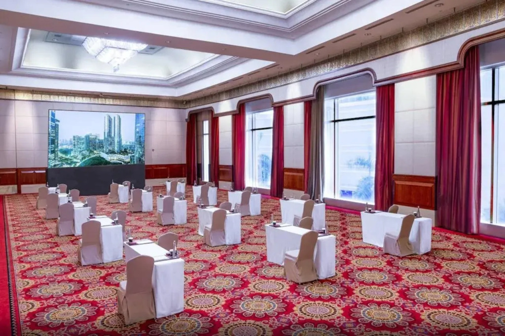 The Ritz-Carlton Jakarta, Mega Kuningan