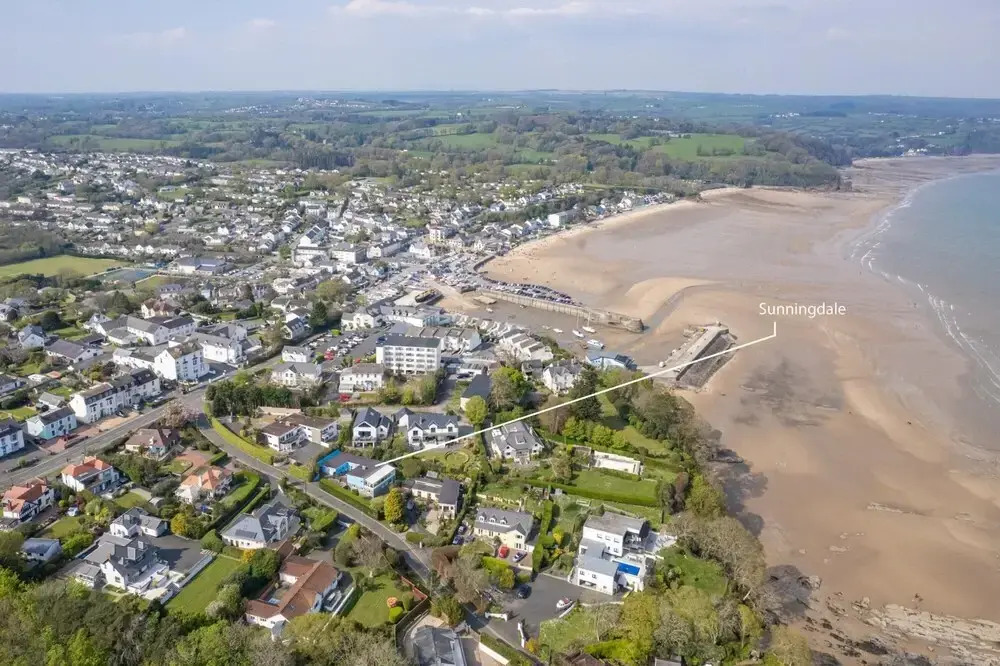 Sunningdale - Beach Side Cottage, Sea Views, Parking