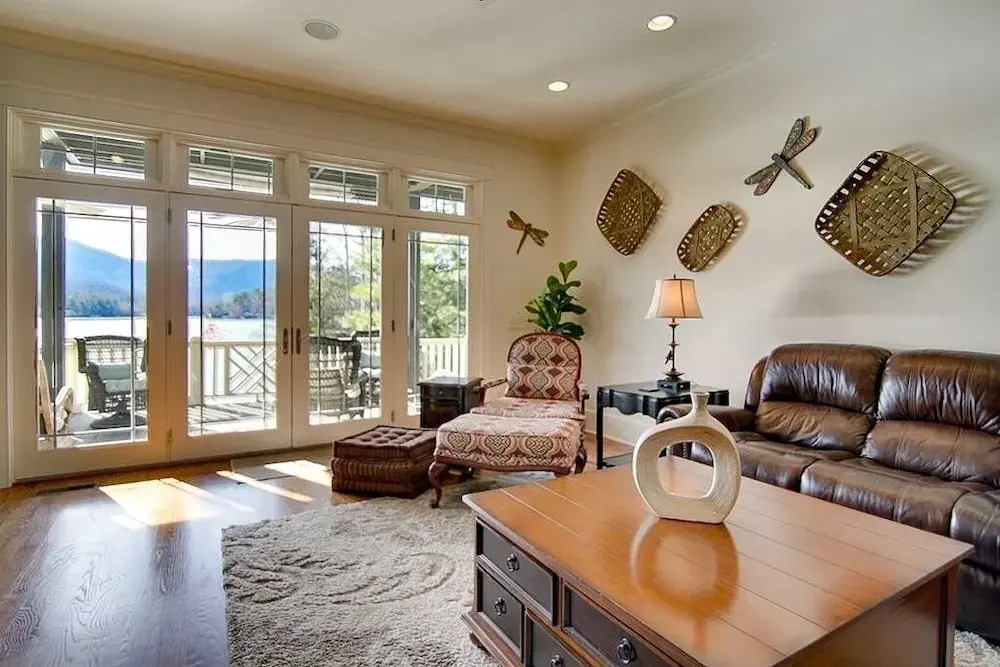 new Lakefront With Canoe, Game Room And Boat House!! 5 Bedroom Home