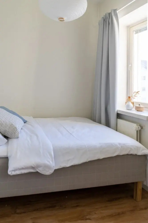 2 Bedroom apartment Steps from the Metro