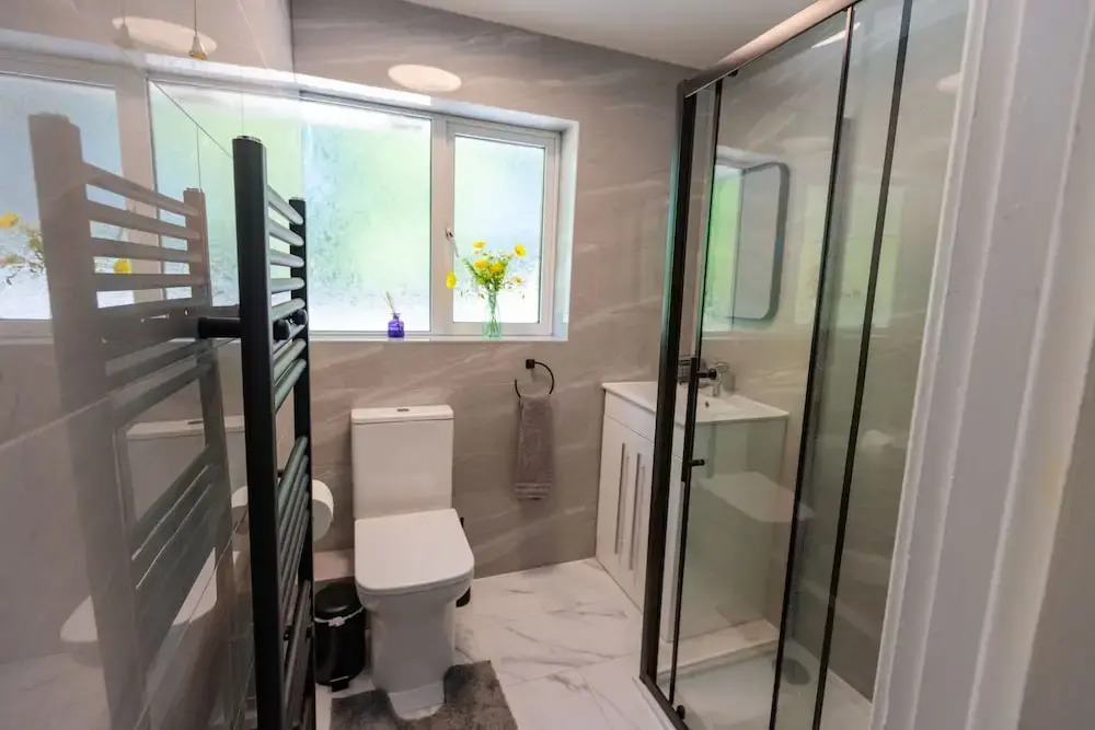 House - Sleeps 8 - Parking - Garden