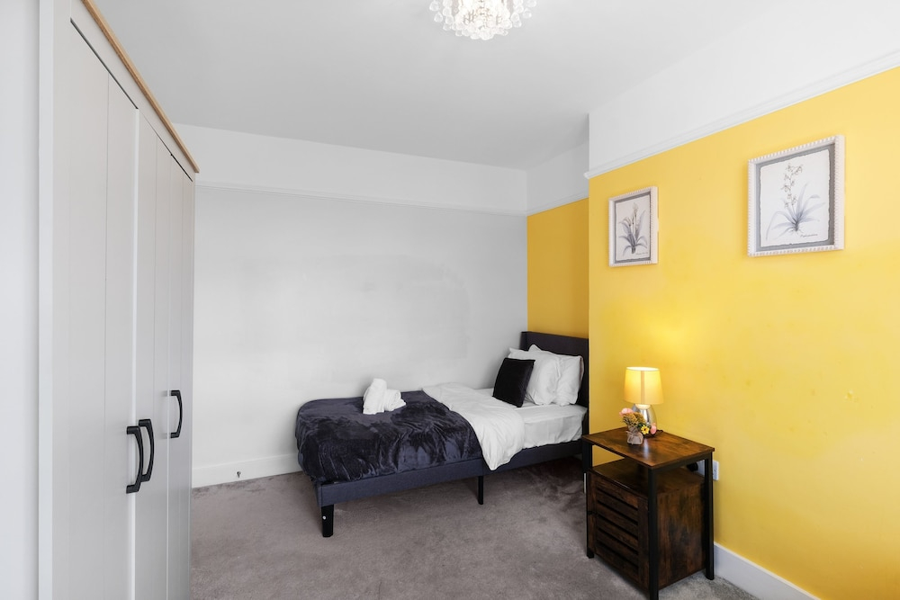 Spacious 5 Bedroom Family Home in Harrow