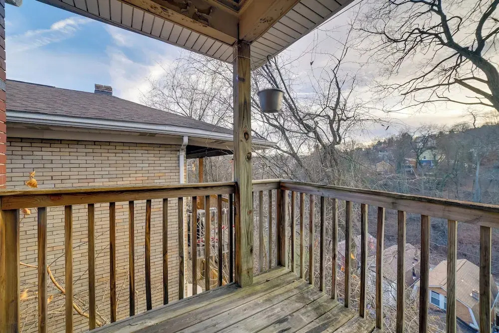 Balcony & Workspace! Apt 5 Mi to Dtwn Pittsburgh