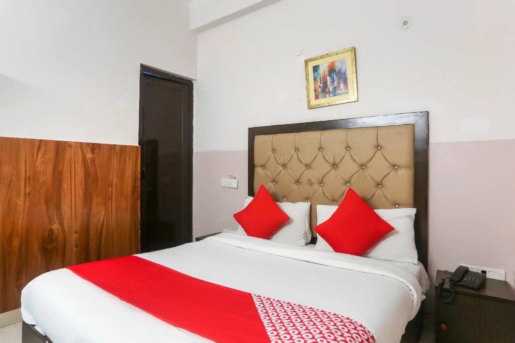 OYO 69875 Hotel Cross 24