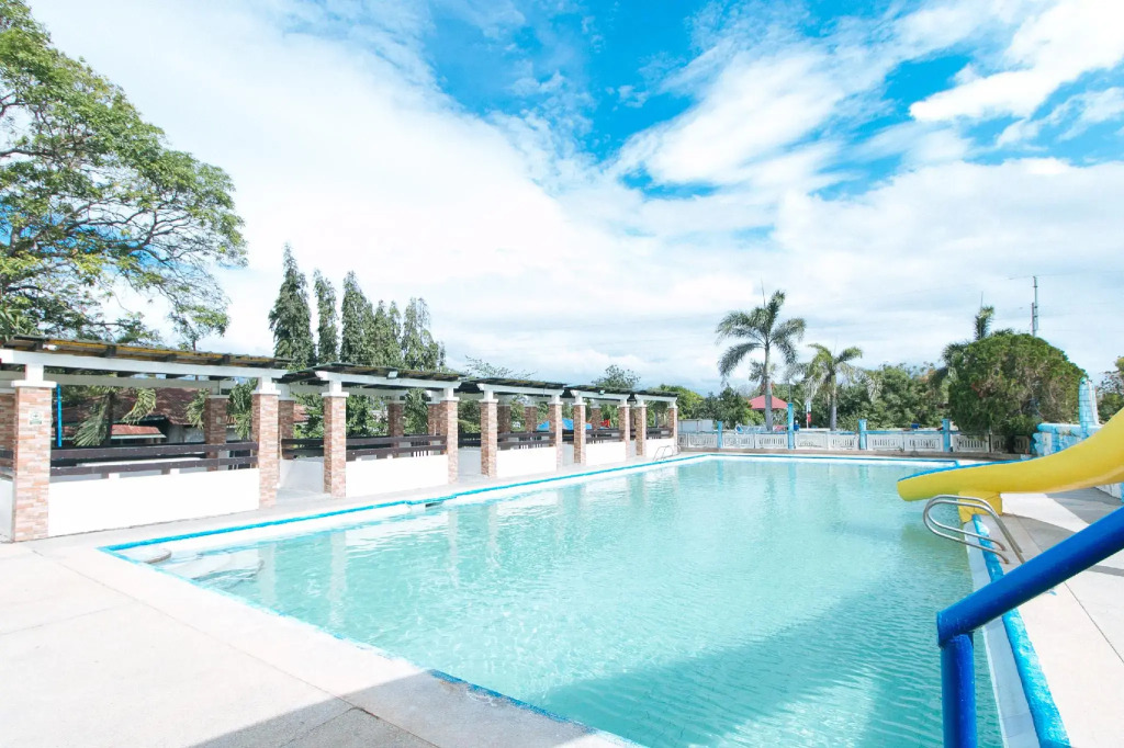RedDoorz @ Royal Grande Beach Resort Batangas