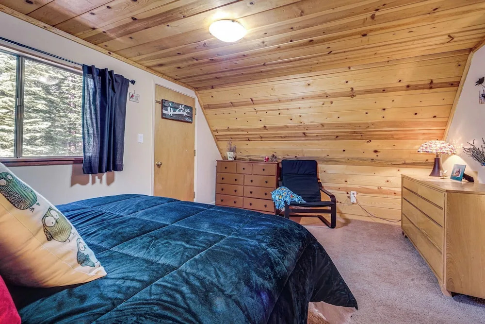 Near Slopes, Donner Lake & Trails! Woodsy Retreat
