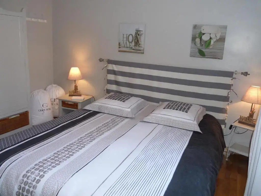 Gîte Moderne 10 Pers. en Touraine avec Jardin, WiFi, Près de la Vienne et Vignobles de Chinon - FR-1-381-395