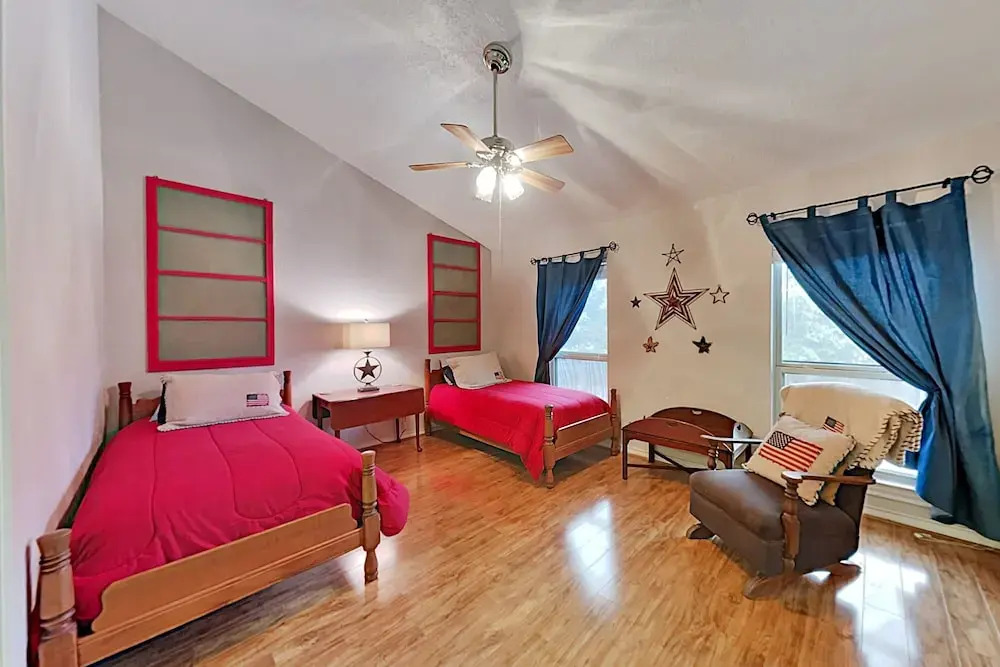 Lake-view All-suite - Near Marina & Dining 2 Bedroom Townhouse