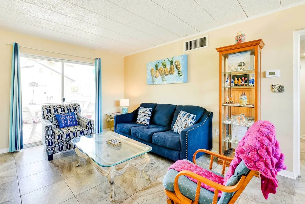 Sunny Florida Condo: 4 Mi to Gulf Islands Seashore