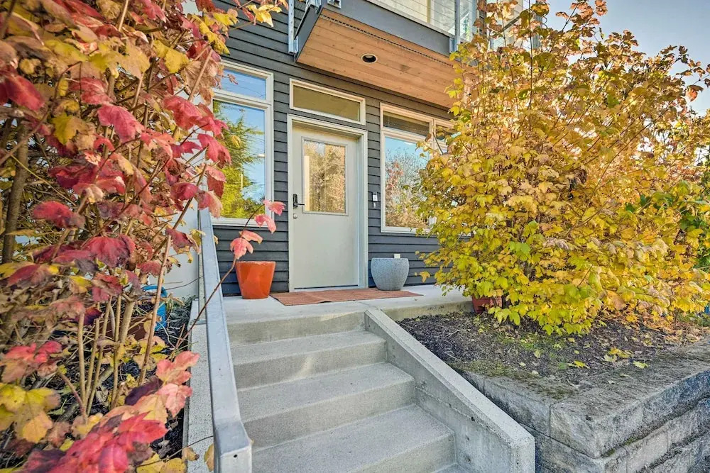 Sleek Seattle Home w/ Rooftop Patio & Views!