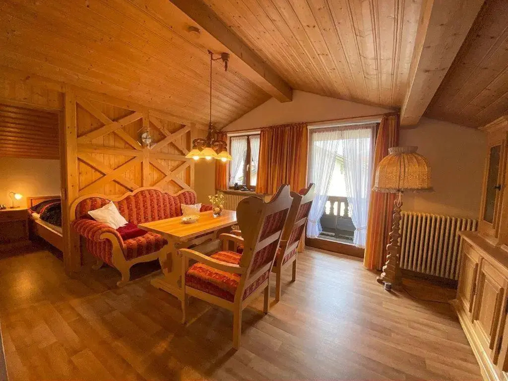 Ferienwohnung Emilia mit Bergblick (Westen)