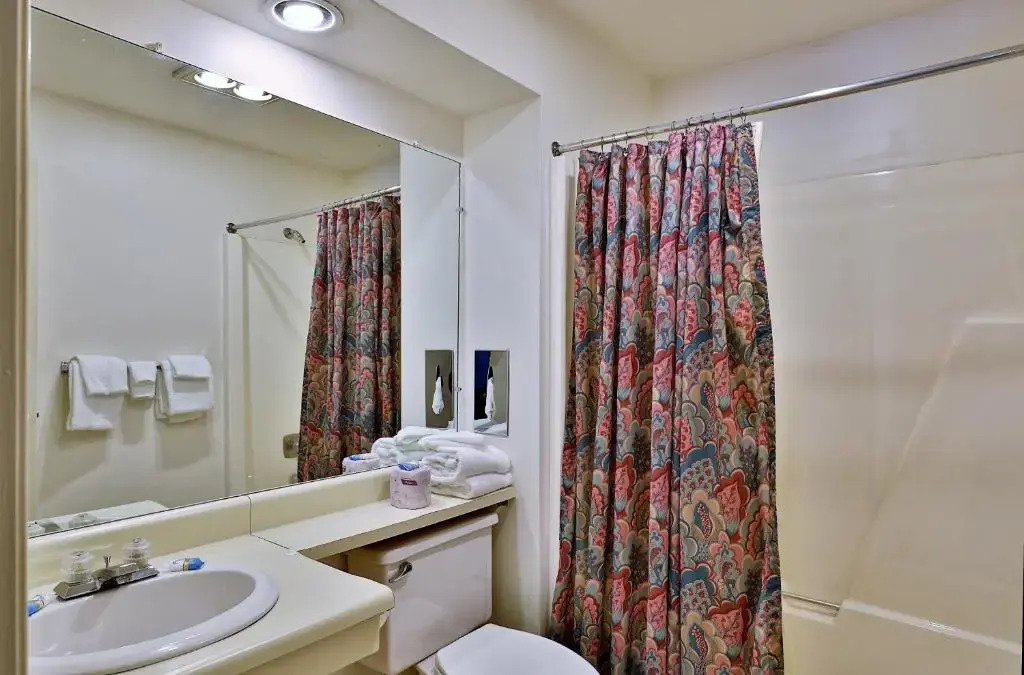 Cedarbrook Queen Suite 109