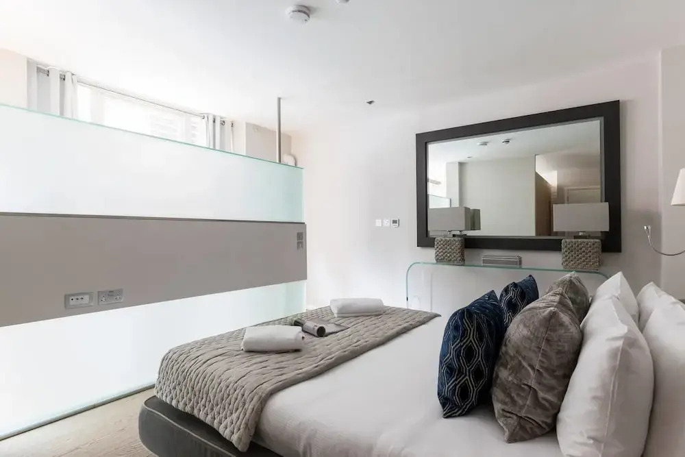 Central and Modern Split Level 2BR Covent Garden Apt