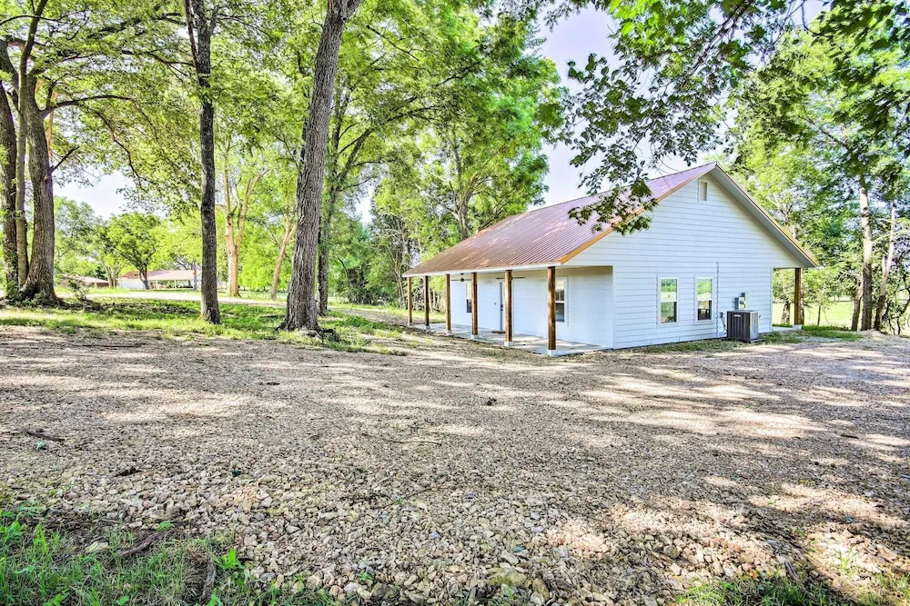 2 Mi to Marinas & Grove: Cozy Cabin w/ Grill