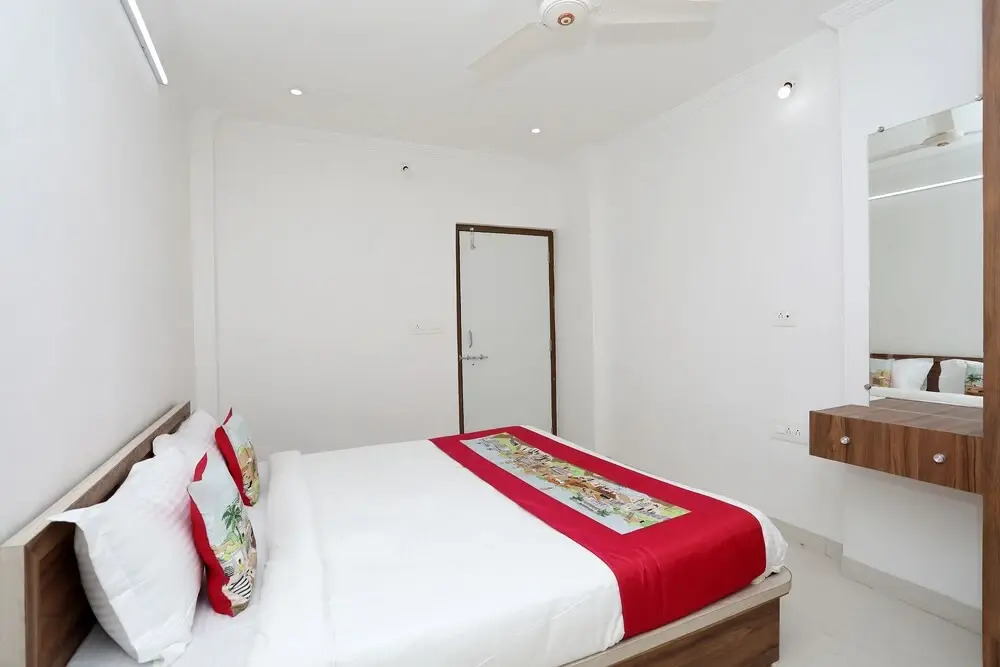 OYO 10066 Home Modern 3BHK Gulab Bagh