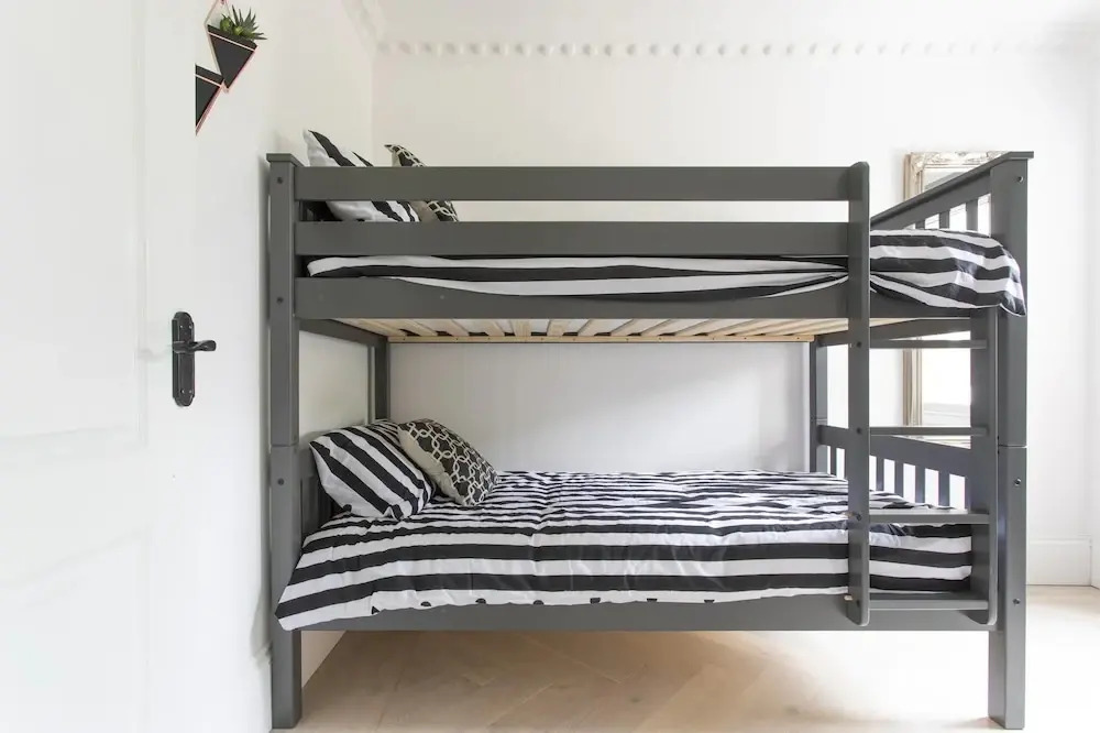 London Apartment- 4 Bedrooms-garden and Parking