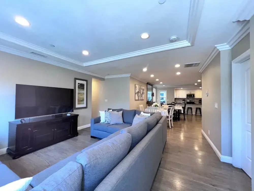 Stunning 8 bedroom 6 bathroom Pool Home