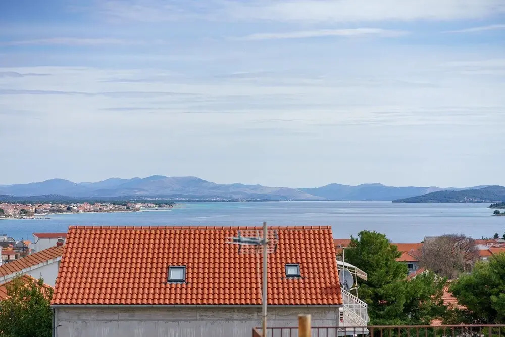 "beautiful 2-bedroom-apartment on the Second Floor With City and sea View"