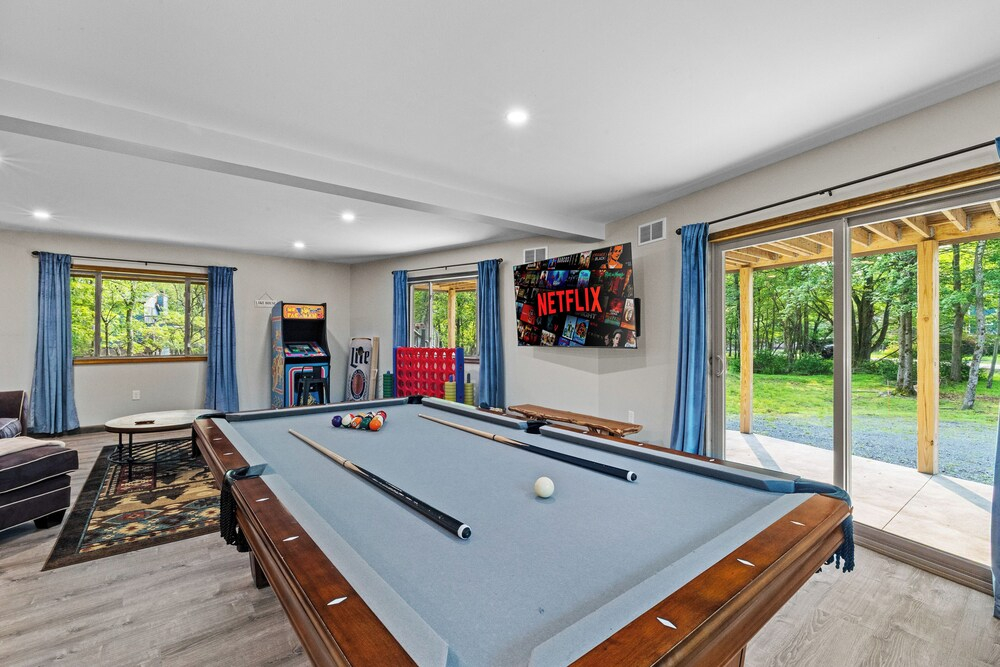 Hot Tub & Community Beach: Albrightsville Home!