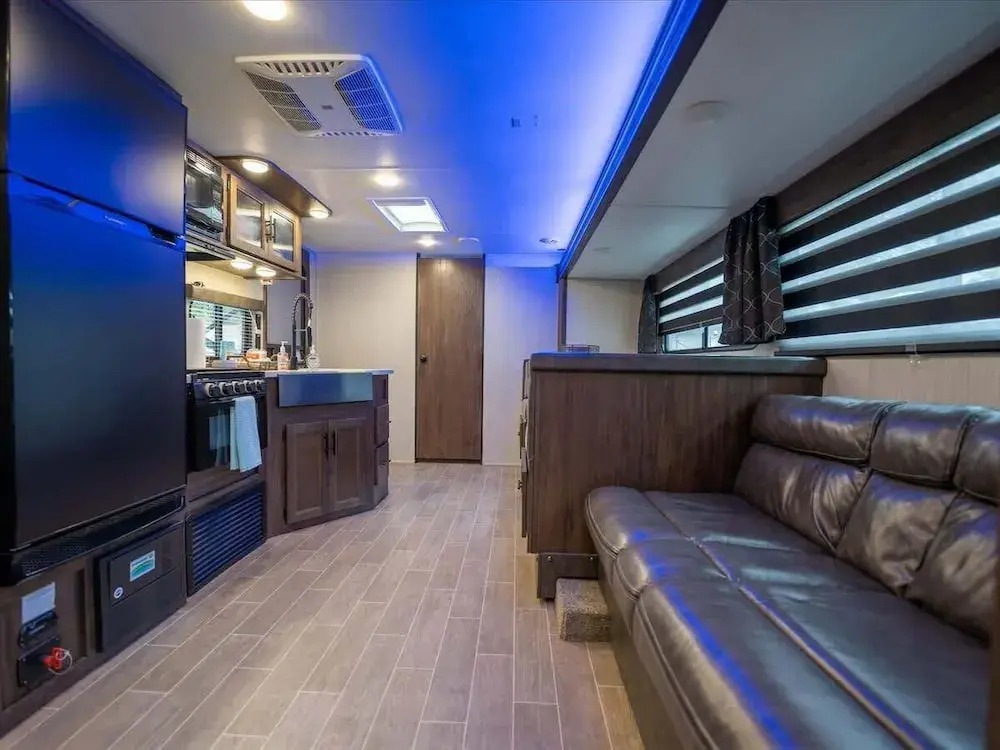 RV in Tampa Great Location Cost pet Friendly