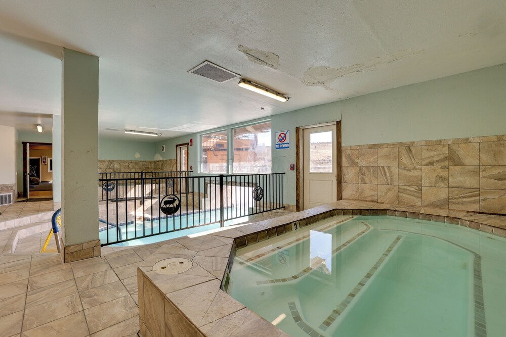 Pool & Hot Tub Access at Top-floor Granby Getaway!